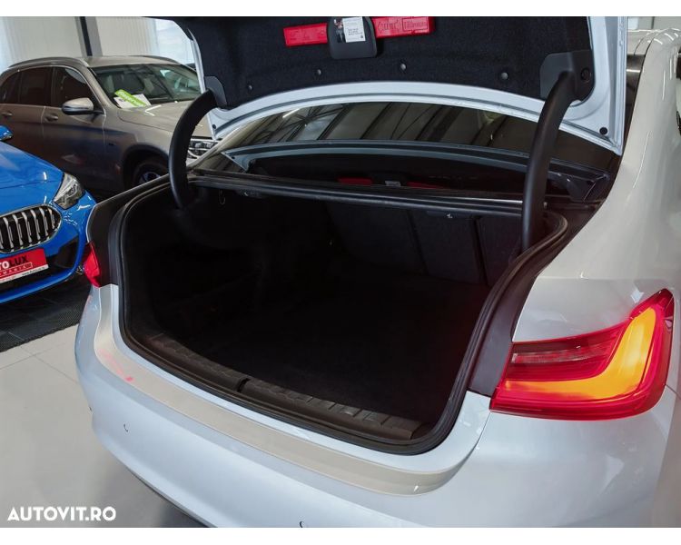BMW Seria 3 318d Aut. Sport Line / Ambiental/Nav/Piele